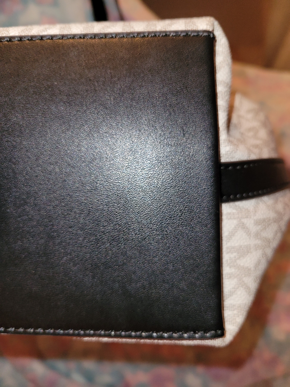 Michael Kors Two-Tone Black & Cream Signature Tote with Matching Wallet - Picture 5 of 8